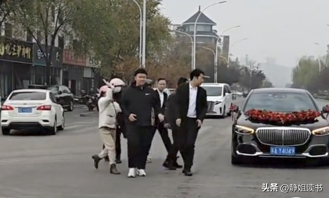 大喜之日遇“路霸”!大妈拦婚车强索50条烟,新娘含泪步行赴酒店(图4) 婚闹勒索香烟_廊坊婚闹_结婚装饰