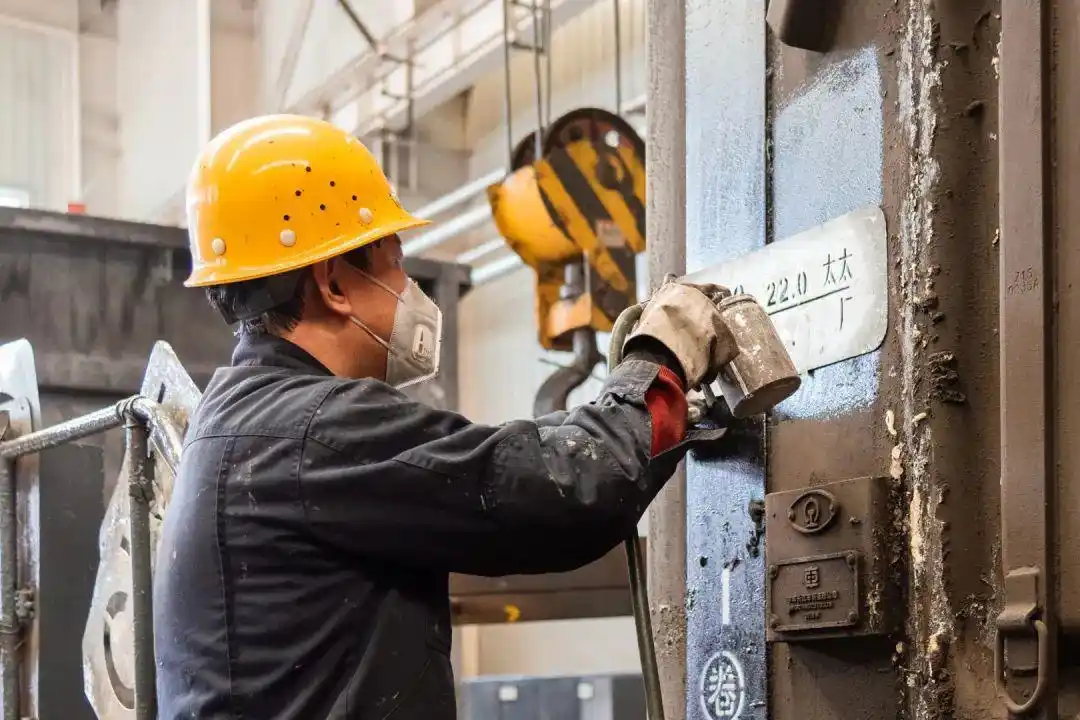 火车车辆检修标记_太原北车辆段油漆工_铁路货车段修标记