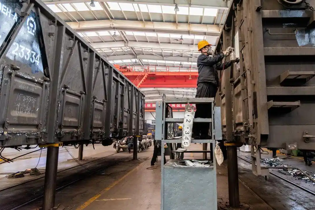 火车车辆检修标记_铁路货车段修标记_太原北车辆段油漆工