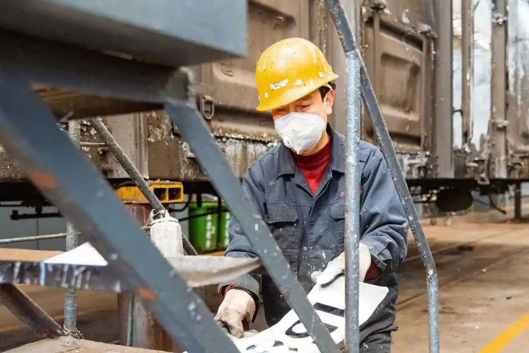 铁路货车段修标记_太原北车辆段油漆工_火车车辆检修标记
