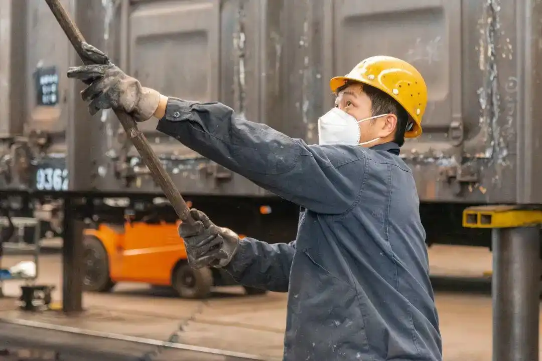 太原北车辆段油漆工_铁路货车段修标记_火车车辆检修标记