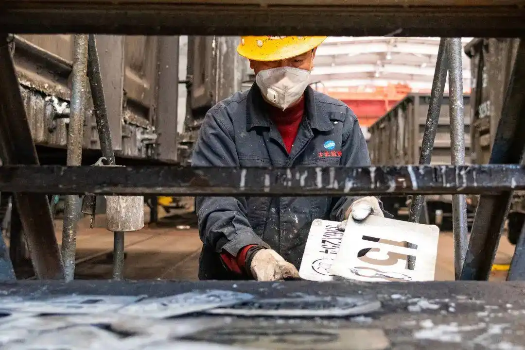 火车车辆检修标记_太原北车辆段油漆工_铁路货车段修标记