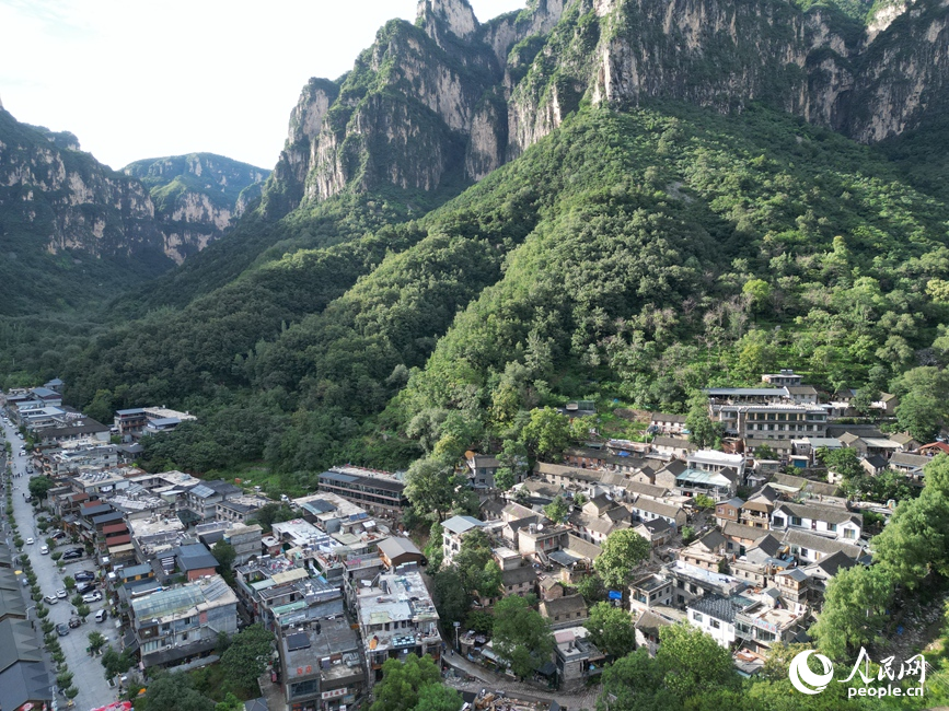 万仙山里的民宿集群。人民网记者尚明桢摄