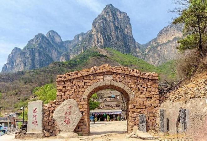 “绝壁长廊”郭亮村,当地人都说不宰客了,你们怎么还不来玩?(图1) 太行山郭亮村旅游攻略_郭亮村挂壁公路_新乡郭亮村景区门票