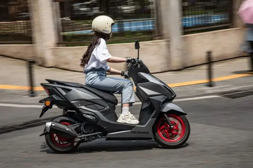 最受市场追捧的车型丨2024年度10款热门小排量踏板推荐(图4) 合资复古踏板市场分析_小排量摩托_2024年小排量踏板推荐