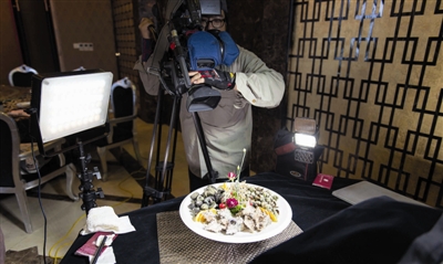 台湾《尝鲜Let’s go!》节目组来岚 展现平潭传统民间佳肴(图2) 这道菜名为白灼螺拼盘,是由平潭当地的海螺苦螺,青衣以及刺螺等食材组成的一道菜