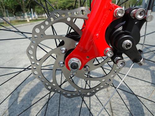 自行车碟刹调松紧的方法如下: 碟刹分为A柱上刹车和C柱上刹车两种,以下分别介绍: 1. A柱上刹车松紧调整: (1)首先把车撑支起(图1) 自行车碟刹A柱上刹车松紧调整_自行车前轮碟刹调整_自行车碟刹C柱上刹车松紧调整