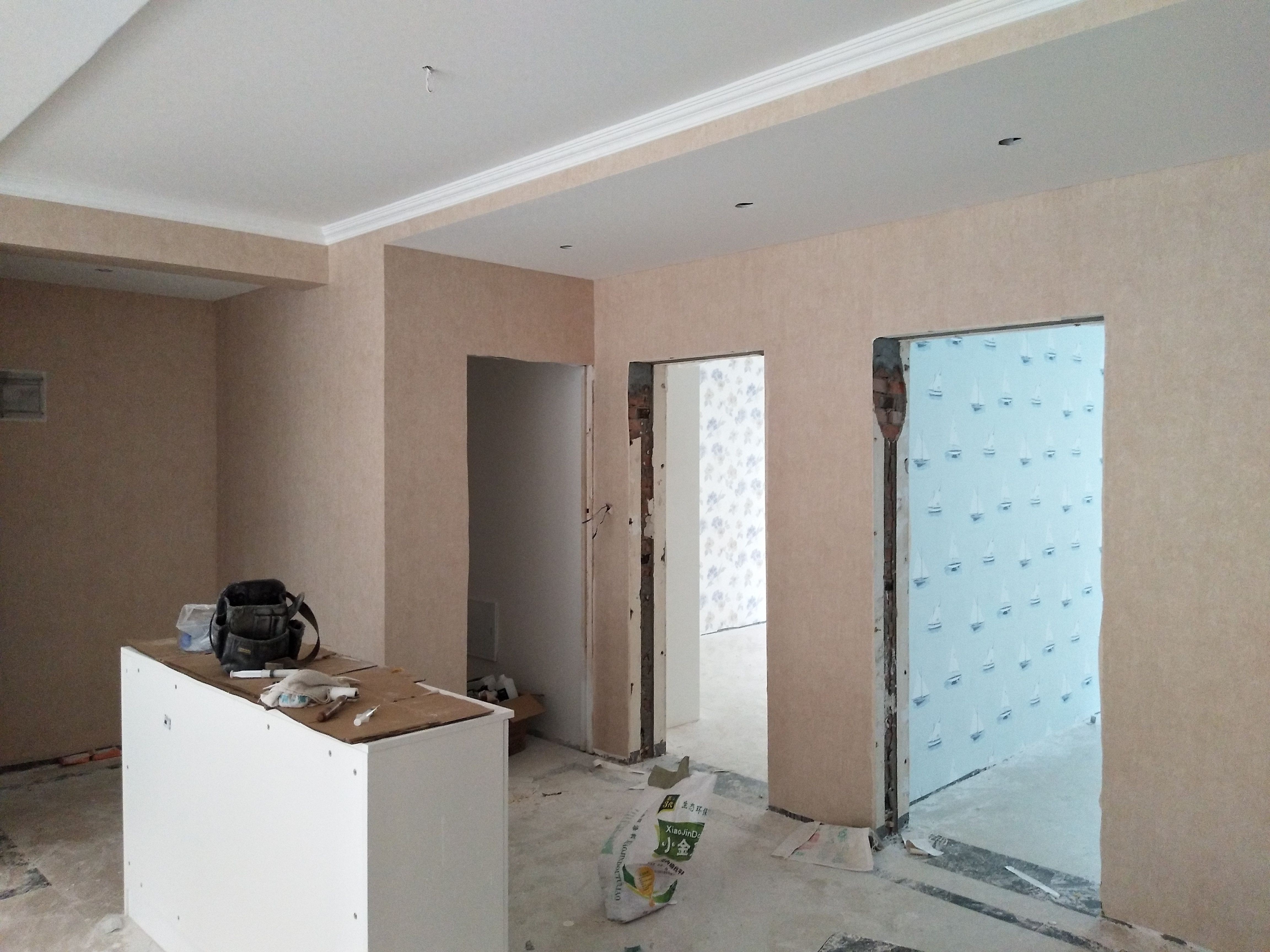 出租房装修:乳胶漆OR墙纸,哪个更合适?(图1) 出租房装修乳胶漆墙纸选择_出租房墙面装饰材料乳胶漆墙纸对比_刷乳胶漆的墙面还能贴壁纸不