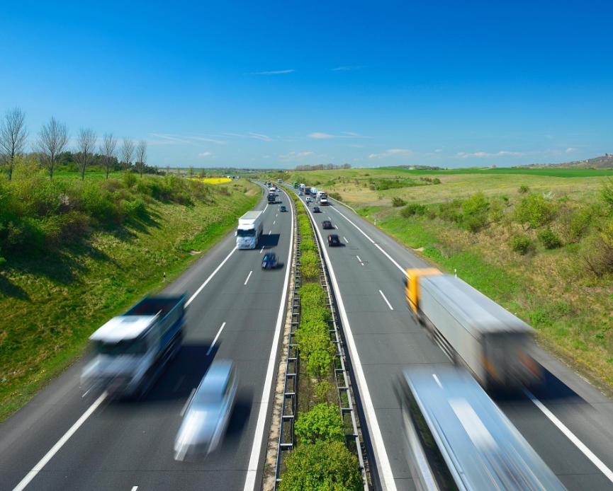 高速跑一趟省半箱油?老司机亲测的4个省油技巧(图2) 高速行驶省油技巧_降低风阻减少油耗_汽车比以前省油