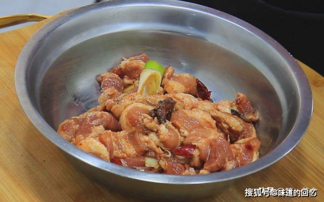 厨师长教你粉蒸肉的做法,掌握这几个技巧,酥而爽口,看一遍就会(图4) 四川粉蒸肉做法_南瓜粉蒸肉的做法大全_重庆粉蒸肉配方