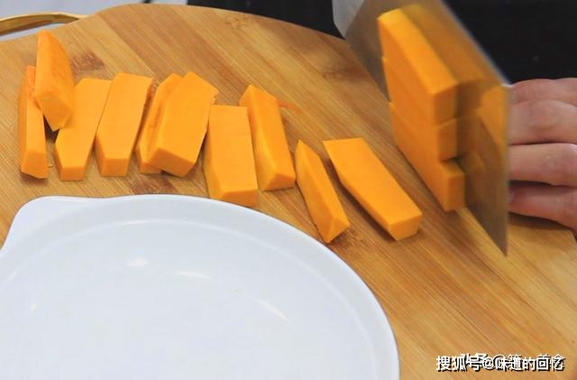 厨师长教你粉蒸肉的做法,掌握这几个技巧,酥而爽口,看一遍就会(图7) 重庆粉蒸肉配方_南瓜粉蒸肉的做法大全_四川粉蒸肉做法