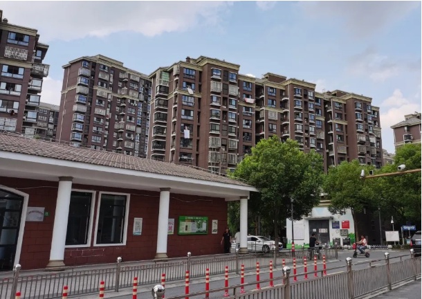 老旧小区墙体渗水、年久失修,维修基金却无法使用,“上海松江”记者后续报道来了→(图4) 上海同润加州小区维修基金使用困难_松江区业委会成立难_小区维修费用公示