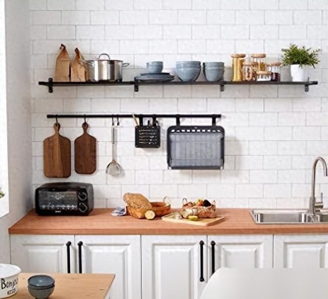 越来越多人厨房不装吊柜了,年轻人都这样设计,美观实用还省钱(图1) 日式厨房装修风格图片_现代厨房置物架优化_小户型置物架选择趋势