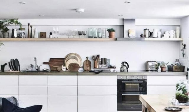 越来越多人厨房不装吊柜了,年轻人都这样设计,美观实用还省钱(图4) 小户型置物架选择趋势_现代厨房置物架优化_日式厨房装修风格图片