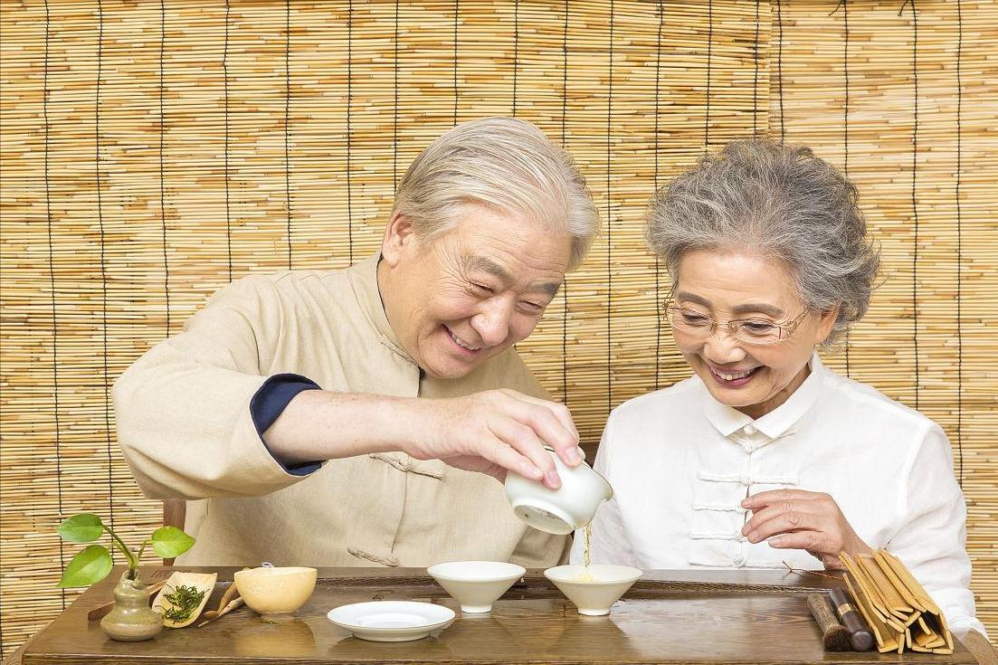 喝茶可以缓解肝脏硬化吗?医生再次劝告:想要护肝,这三茶要多喝(图15) 中年人护肝绿茶_绿茶护肝功效_吃烧烤后喝茶好吗