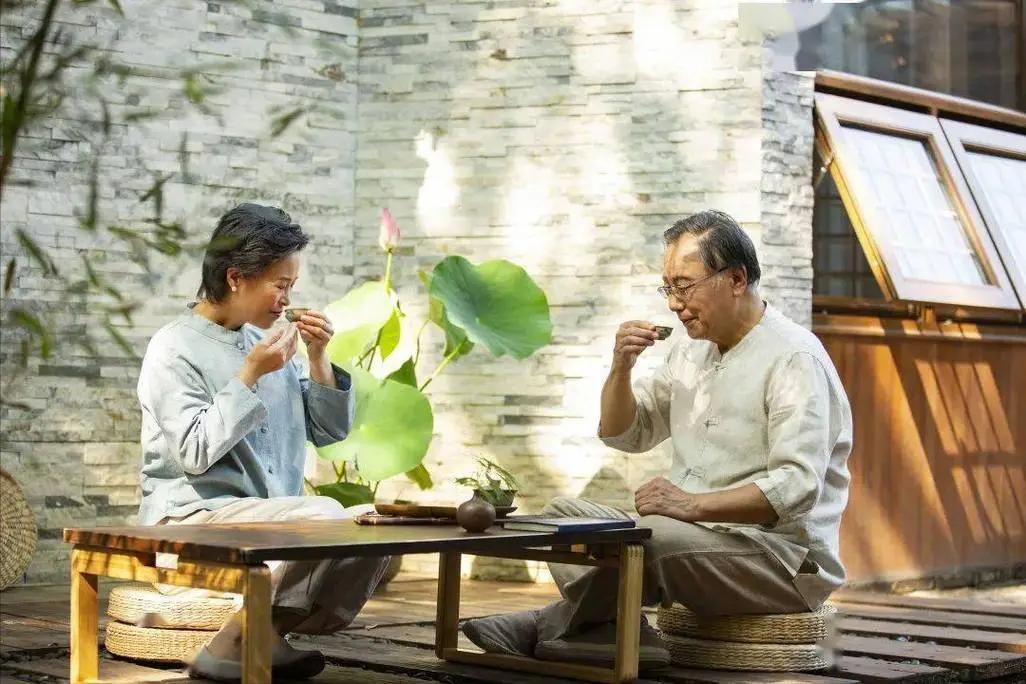 喝茶可以缓解肝脏硬化吗?医生再次劝告:想要护肝,这三茶要多喝(图9) 中年人护肝绿茶_吃烧烤后喝茶好吗_绿茶护肝功效