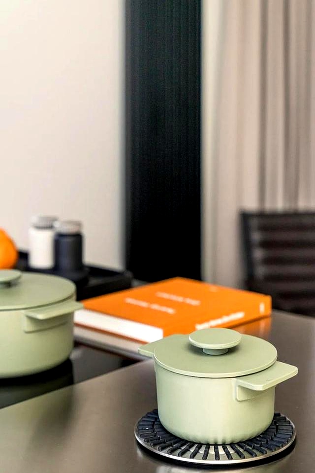 外企男120㎡日式风的家:灰色搭配原木百看不厌,喜欢厨房中岛台(图7) 日式家居设计案例_灰色原木风格装修_日式厨房装修风格图片