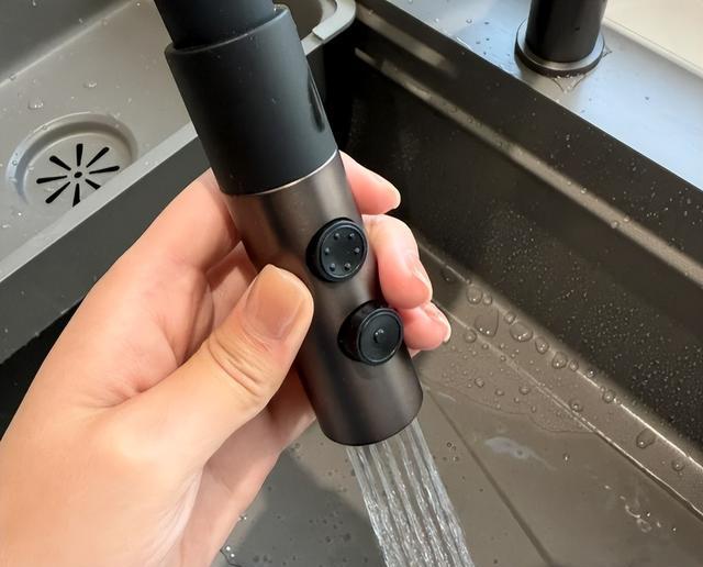 新房装修,老婆坚持做这6个“厨房设计”,没想到入住后真香了(图10) 厨房装修细节改造_高柜升降技术_日式厨房装修风格图片