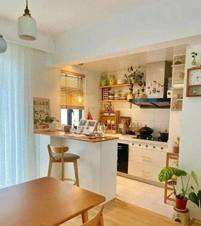 若再次装修,厨房坚决不做吊柜!照抄邻居家的做法,既美观又实用(图1) 日式厨房装修风格图片_现代厨房设计无吊柜_高柜系统墙面收纳