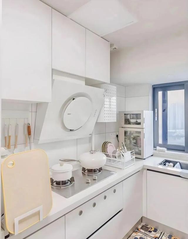 若再次装修,厨房坚决不做吊柜!照抄邻居家的做法,既美观又实用(图2) 高柜系统墙面收纳_日式厨房装修风格图片_现代厨房设计无吊柜