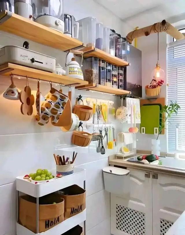 若再次装修,厨房坚决不做吊柜!照抄邻居家的做法,既美观又实用(图9) 高柜系统墙面收纳_日式厨房装修风格图片_现代厨房设计无吊柜