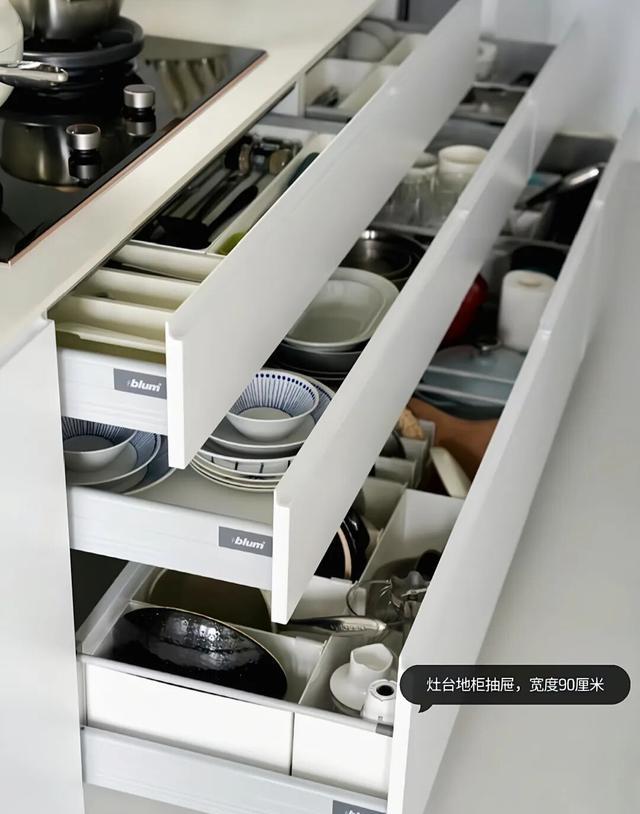 若再次装修,厨房坚决不做吊柜!照抄邻居家的做法,既美观又实用(图11) 日式厨房装修风格图片_高柜系统墙面收纳_现代厨房设计无吊柜