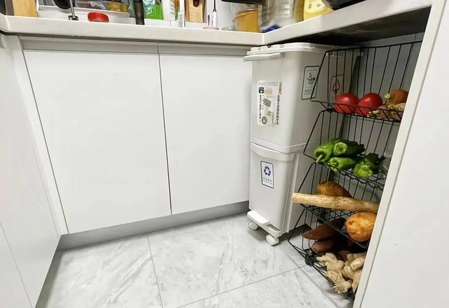 若再次装修,厨房坚决不做吊柜!照抄邻居家的做法,既美观又实用(图15) 高柜系统墙面收纳_日式厨房装修风格图片_现代厨房设计无吊柜