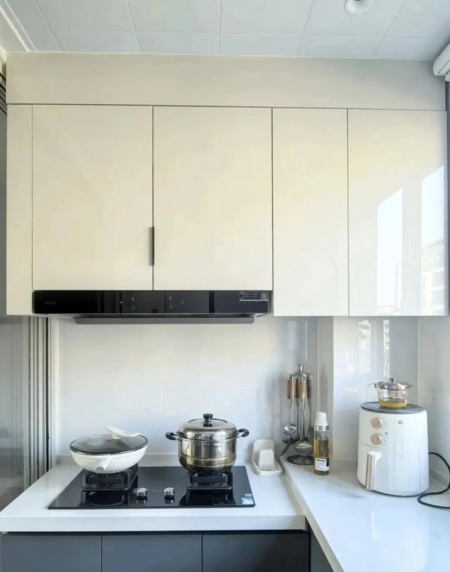 若再次装修,厨房坚决不做吊柜!照抄邻居家的做法,既美观又实用(图3) 日式厨房装修风格图片_高柜系统墙面收纳_现代厨房设计无吊柜