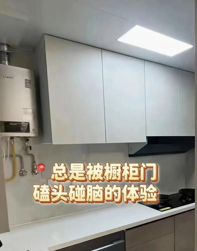 若再次装修,厨房坚决不做吊柜!照抄邻居家的做法,既美观又实用(图4) 高柜系统墙面收纳_日式厨房装修风格图片_现代厨房设计无吊柜