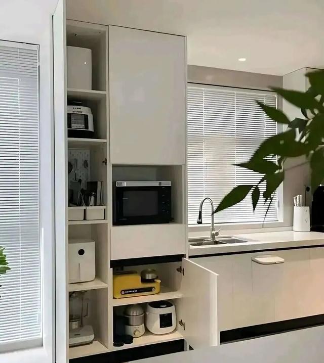 若再次装修,厨房坚决不做吊柜!照抄邻居家的做法,既美观又实用(图7) 高柜系统墙面收纳_现代厨房设计无吊柜_日式厨房装修风格图片