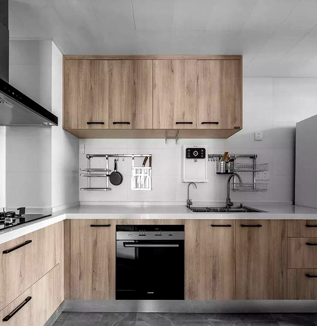 关于厨房的9个小决定,做对了,比日本主妇收拾的厨房还好用(图4) 日式厨房装修风格图片_厨房设计改善_台面选择抗油污