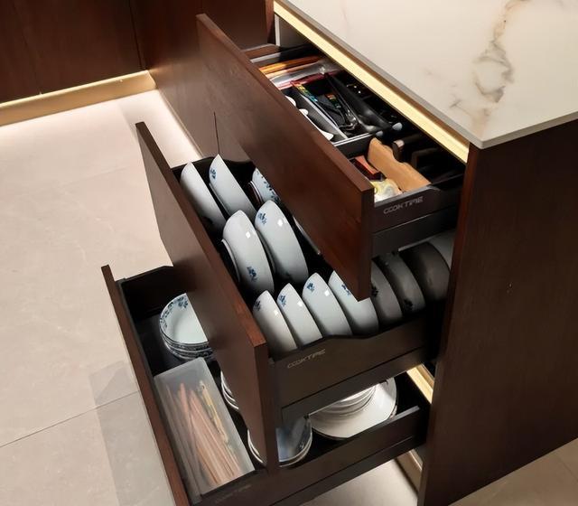 温州发现一户人家厨房,因太会设计而走红,真是脑洞大开,晒晒(图4) 厨房转角空间创新利用_日式厨房装修风格图片_智能抽屉设计升级