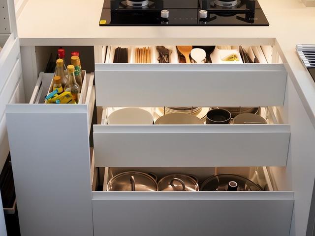 温州发现一户人家厨房,因太会设计而走红,真是脑洞大开,晒晒(图5) 日式厨房装修风格图片_厨房转角空间创新利用_智能抽屉设计升级