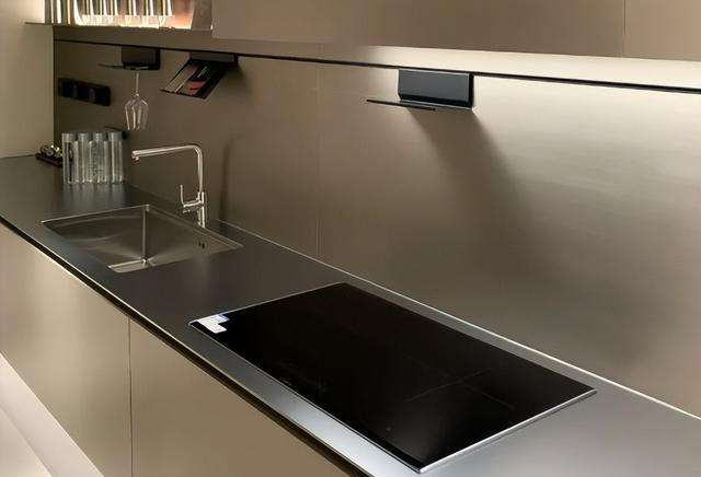 温州发现一户人家厨房,因太会设计而走红,真是脑洞大开,晒晒(图9) 日式厨房装修风格图片_厨房转角空间创新利用_智能抽屉设计升级