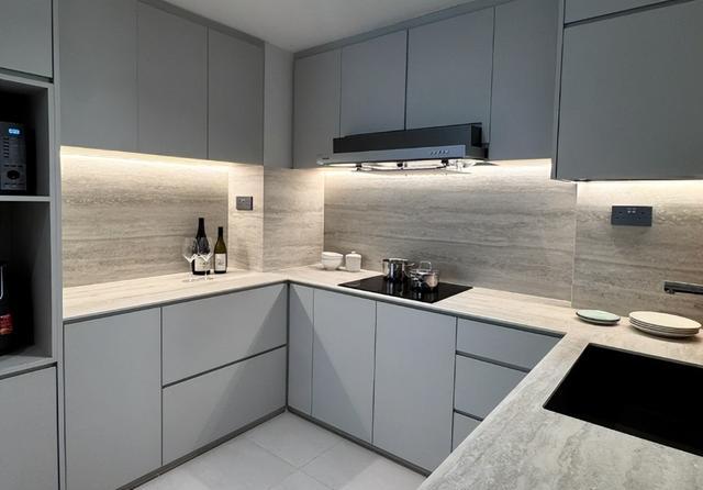 温州发现一户人家厨房,因太会设计而走红,真是脑洞大开,晒晒(图10) 日式厨房装修风格图片_智能抽屉设计升级_厨房转角空间创新利用