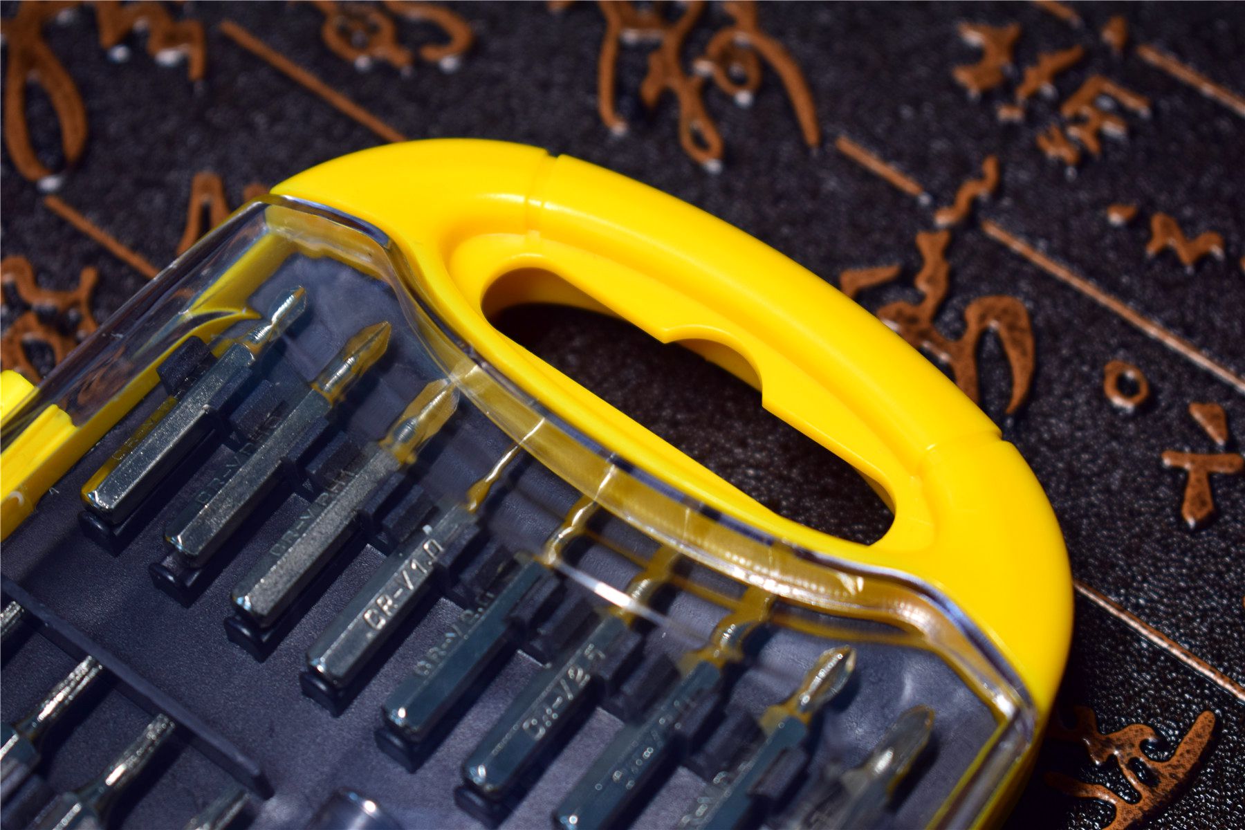 秒变专业拆机维修达人,这款工具套装你值得拥有(图3) ORICO精密螺丝刀套装_维修工具套装_21种批头日常维修工具