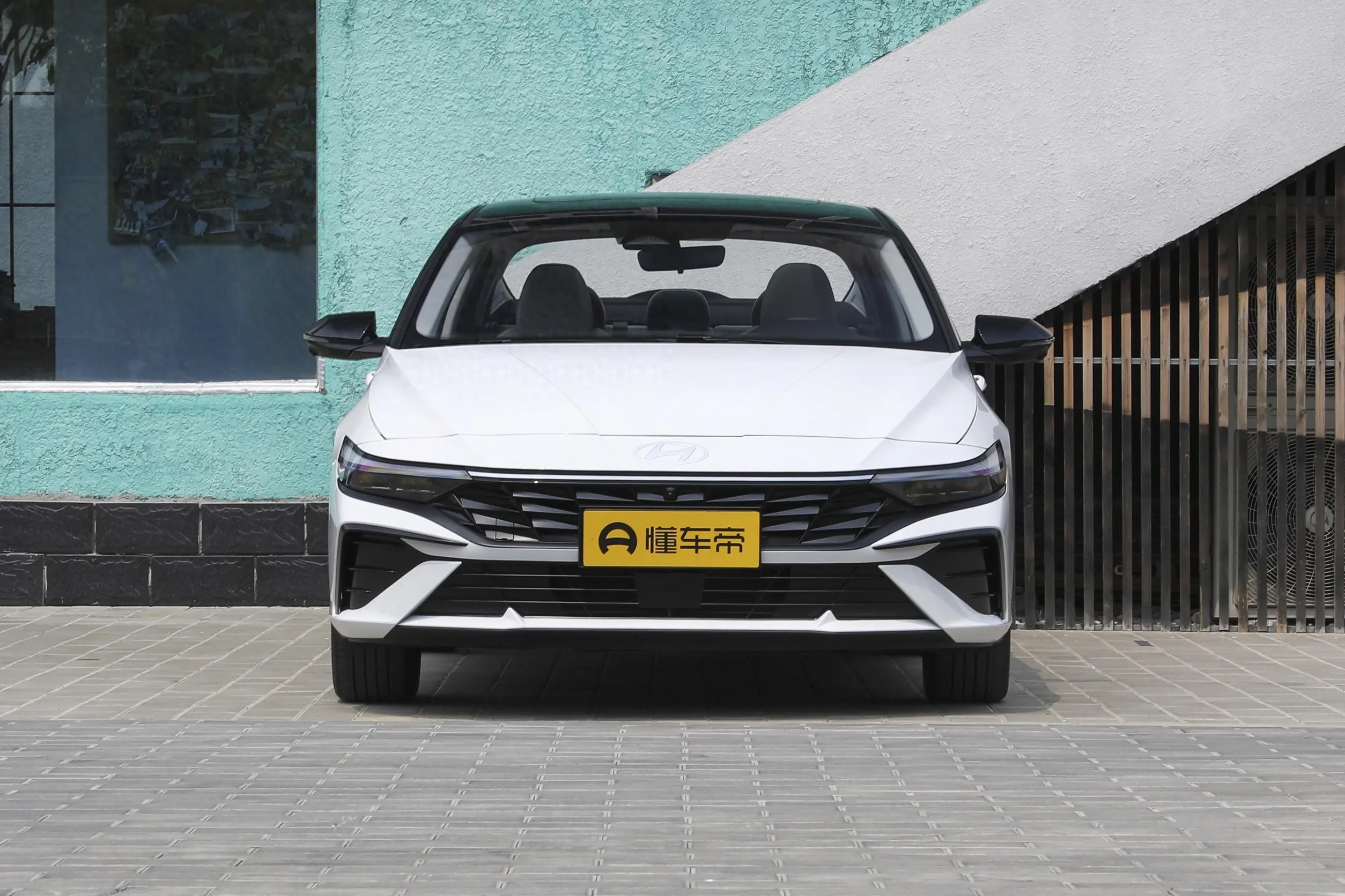 伊兰特与轩逸车型对比评测 参数配置油耗安全性_现代伊兰特老款报价_伊兰特2023款1.5L CVT TOP旗舰版对比轩逸2024款1.6L CVT黑金版 市场价格车型分析