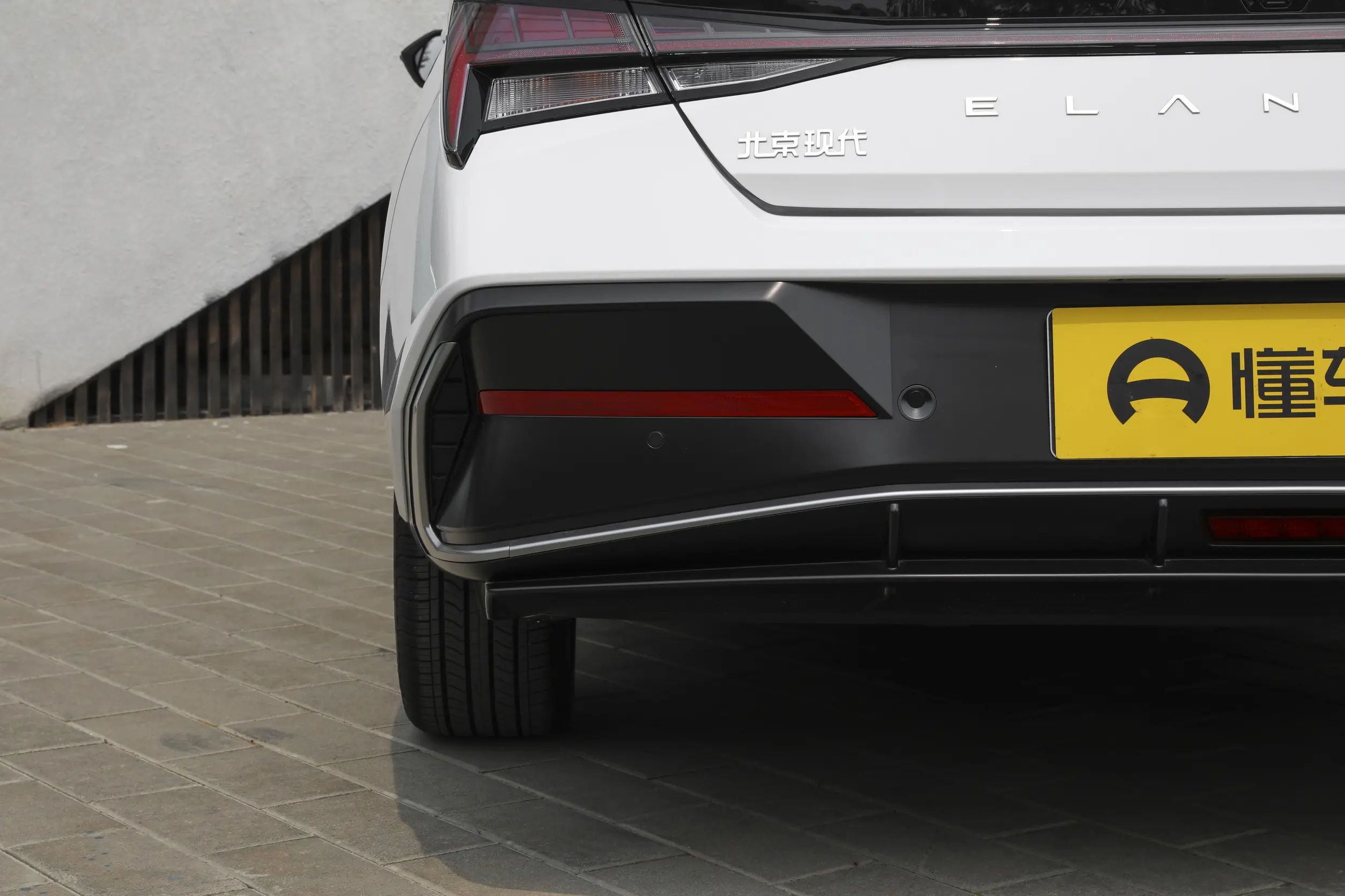 现代伊兰特老款报价_伊兰特与轩逸车型对比评测 参数配置油耗安全性_伊兰特2023款1.5L CVT TOP旗舰版对比轩逸2024款1.6L CVT黑金版 市场价格车型分析