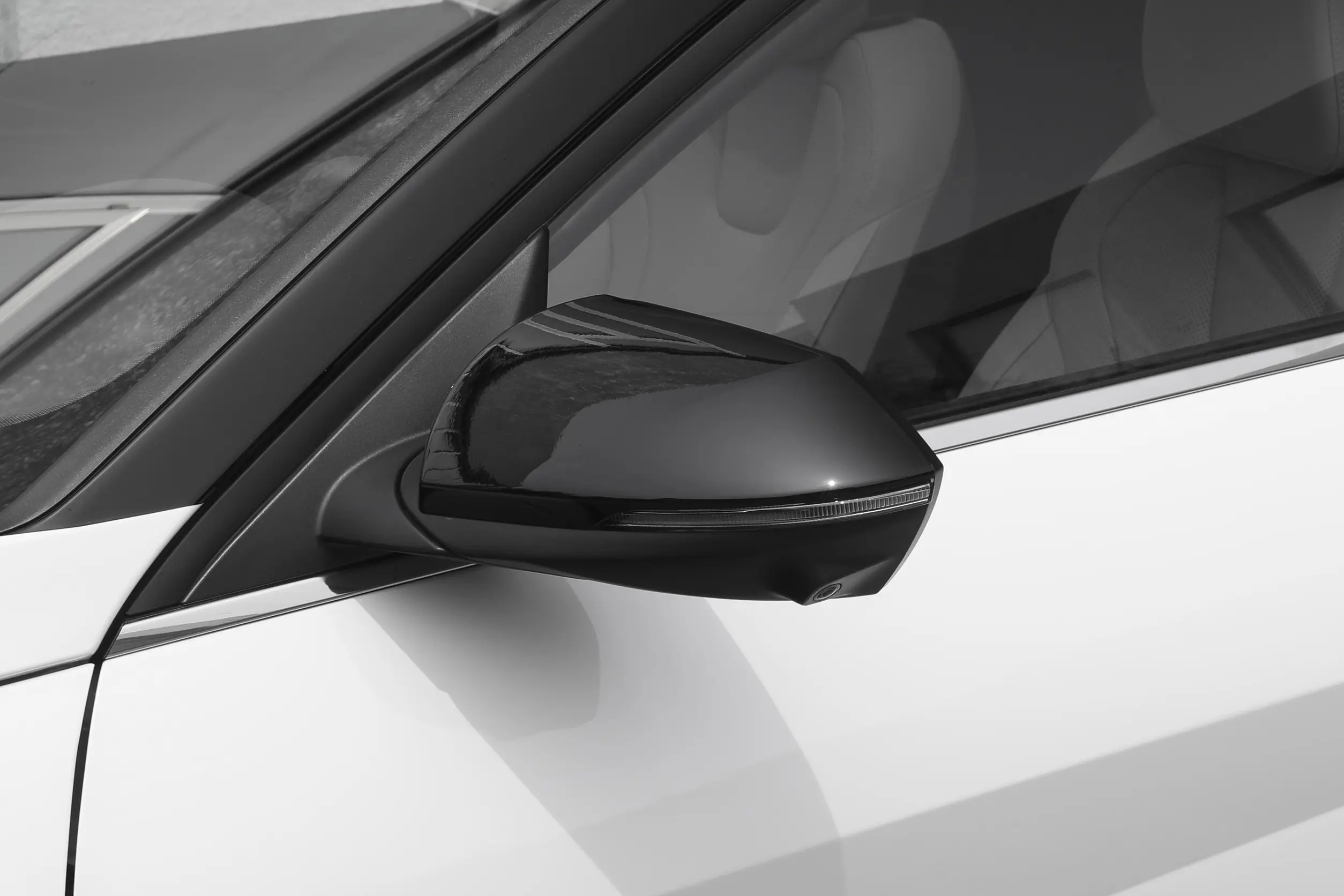 伊兰特与轩逸车型对比评测 参数配置油耗安全性_现代伊兰特老款报价_伊兰特2023款1.5L CVT TOP旗舰版对比轩逸2024款1.6L CVT黑金版 市场价格车型分析