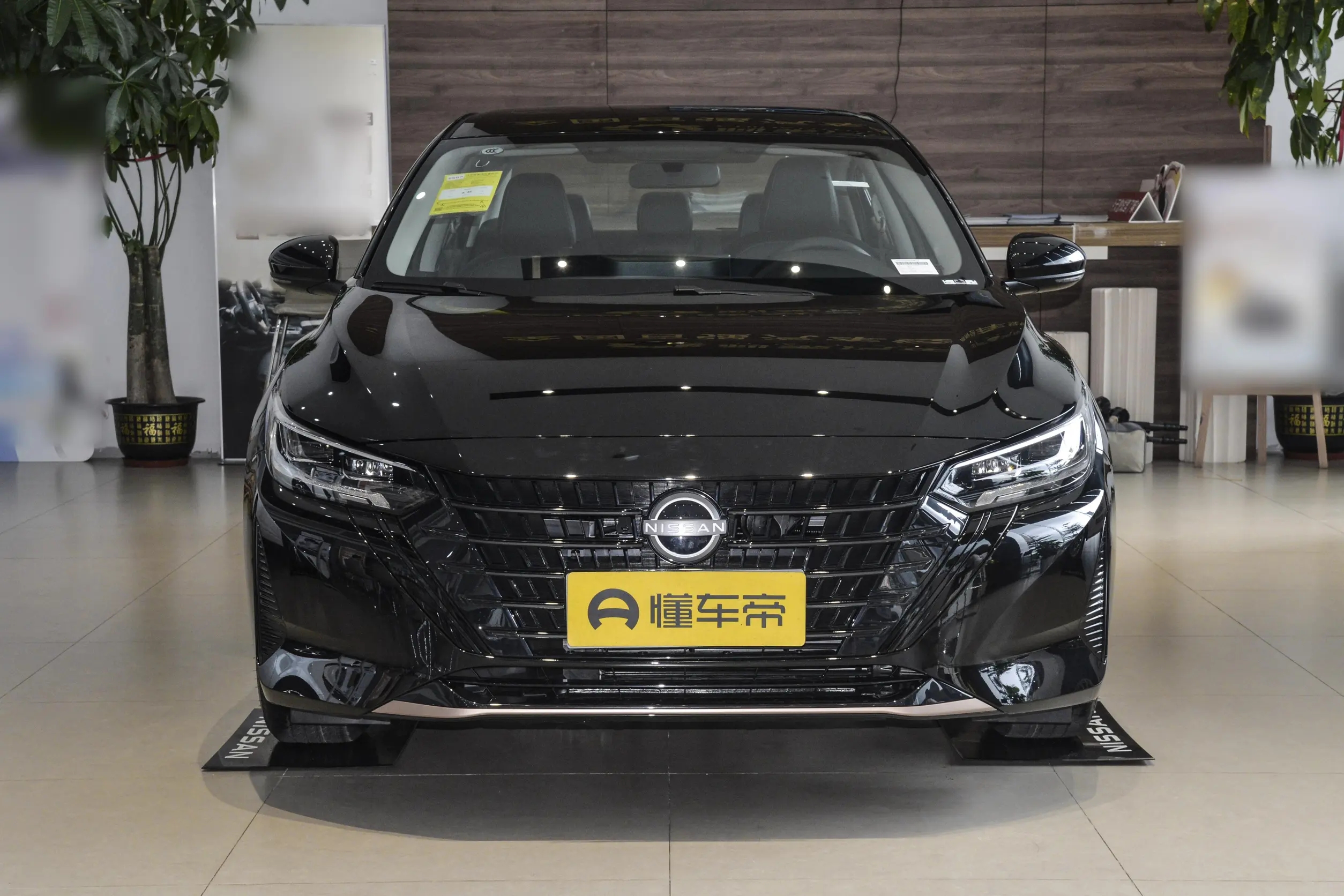 伊兰特2023款1.5L CVT TOP旗舰版对比轩逸2024款1.6L CVT黑金版 市场价格车型分析_伊兰特与轩逸车型对比评测 参数配置油耗安全性_现代伊兰特老款报价