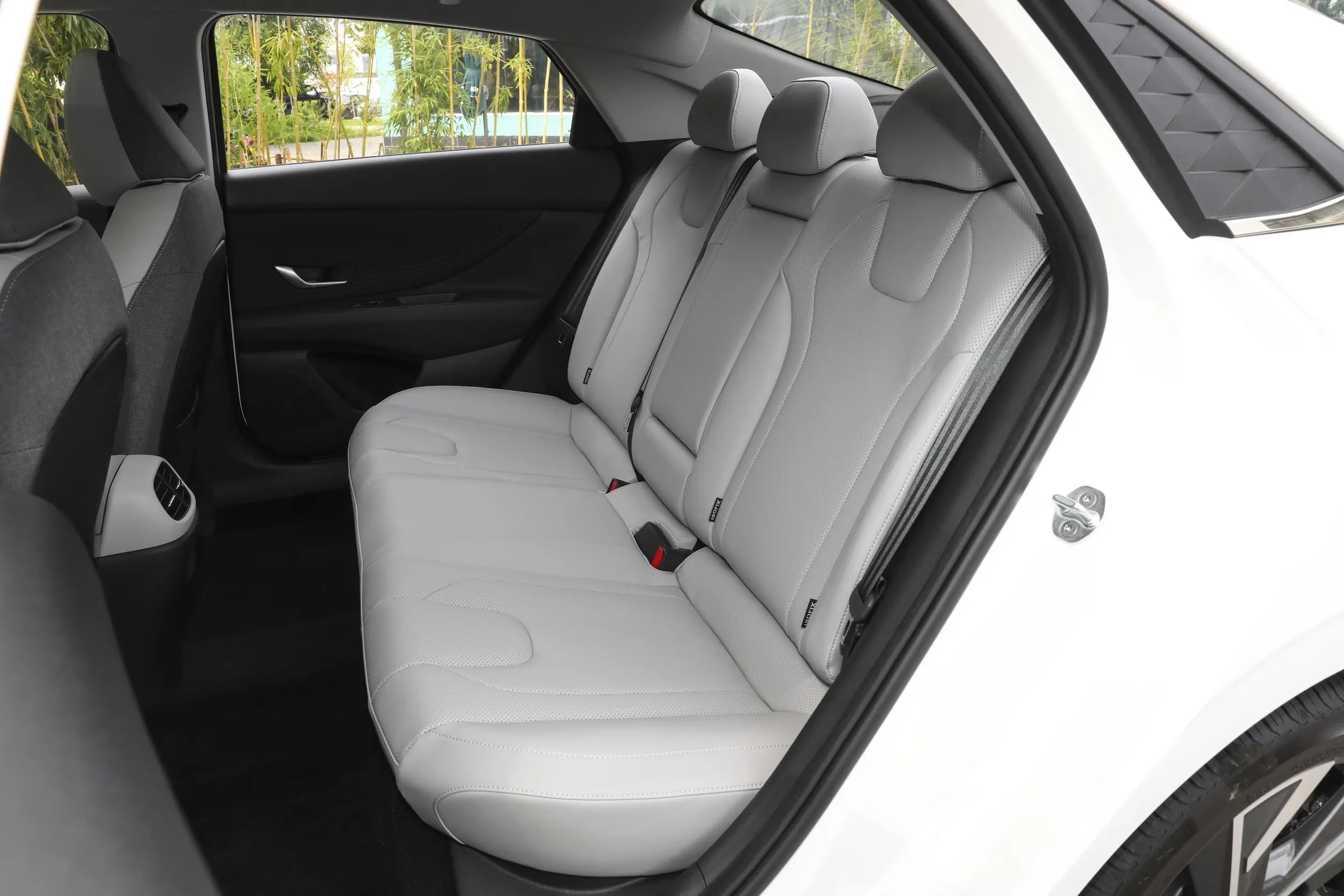 现代伊兰特老款报价_伊兰特与轩逸车型对比评测 参数配置油耗安全性_伊兰特2023款1.5L CVT TOP旗舰版对比轩逸2024款1.6L CVT黑金版 市场价格车型分析