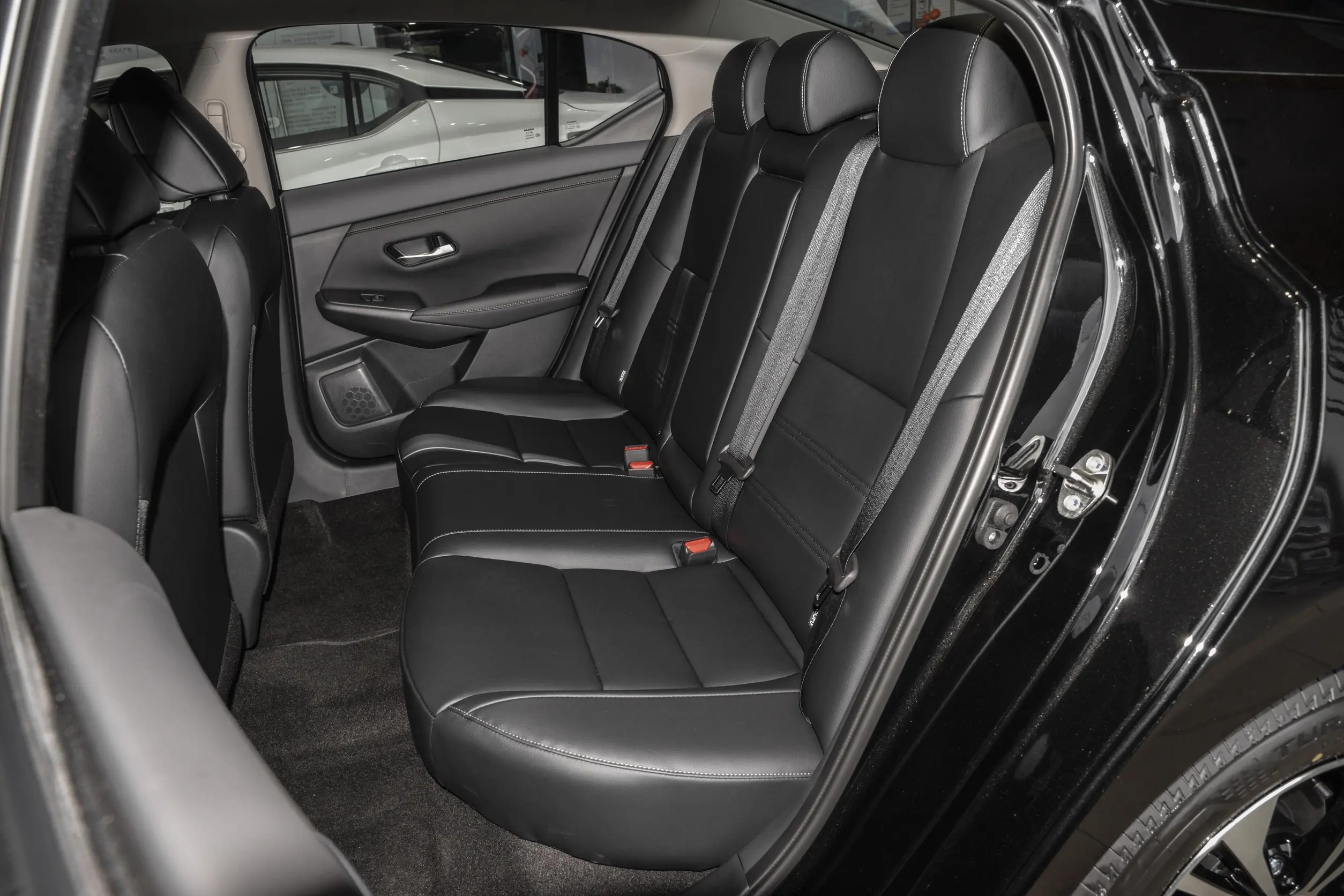 现代伊兰特老款报价_伊兰特与轩逸车型对比评测 参数配置油耗安全性_伊兰特2023款1.5L CVT TOP旗舰版对比轩逸2024款1.6L CVT黑金版 市场价格车型分析