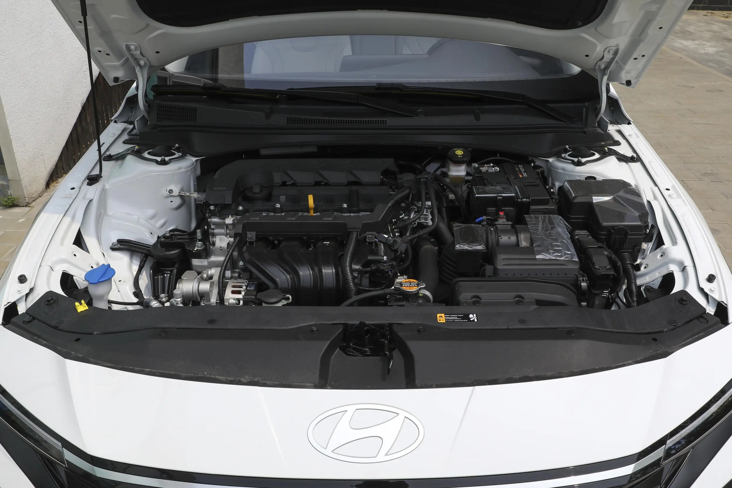 伊兰特与轩逸车型对比评测 参数配置油耗安全性_伊兰特2023款1.5L CVT TOP旗舰版对比轩逸2024款1.6L CVT黑金版 市场价格车型分析_现代伊兰特老款报价