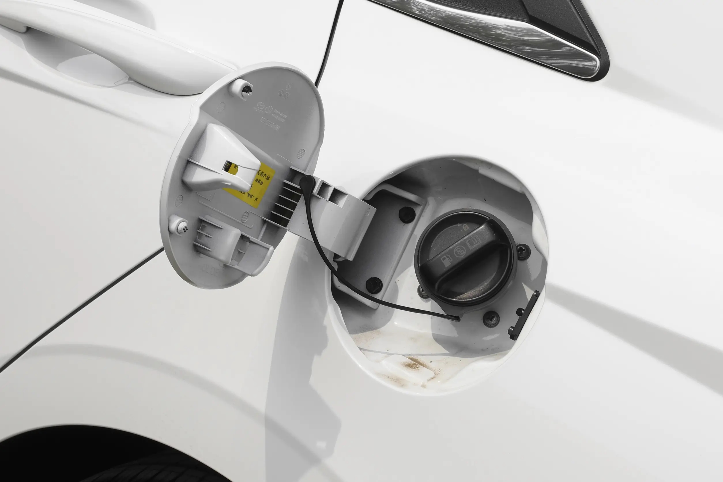 现代伊兰特老款报价_伊兰特与轩逸车型对比评测 参数配置油耗安全性_伊兰特2023款1.5L CVT TOP旗舰版对比轩逸2024款1.6L CVT黑金版 市场价格车型分析