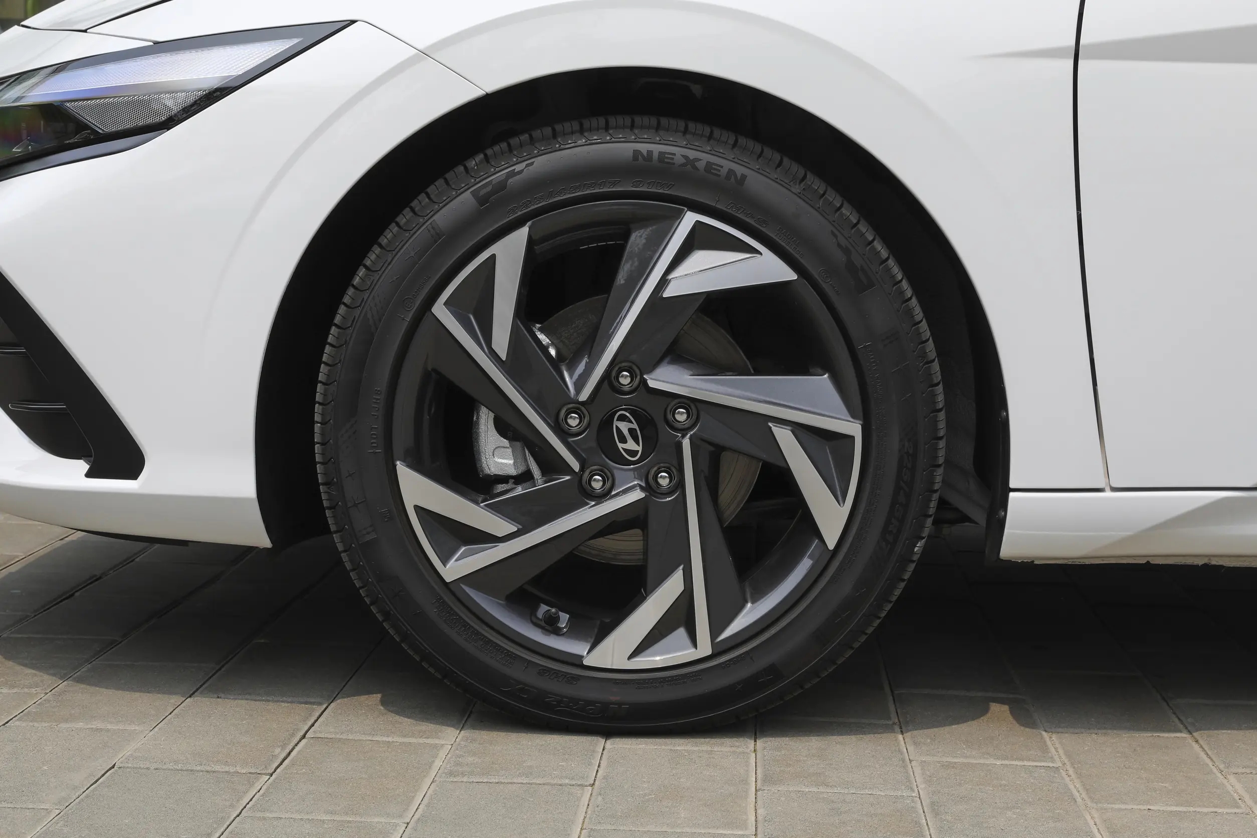 伊兰特与轩逸车型对比评测 参数配置油耗安全性_现代伊兰特老款报价_伊兰特2023款1.5L CVT TOP旗舰版对比轩逸2024款1.6L CVT黑金版 市场价格车型分析