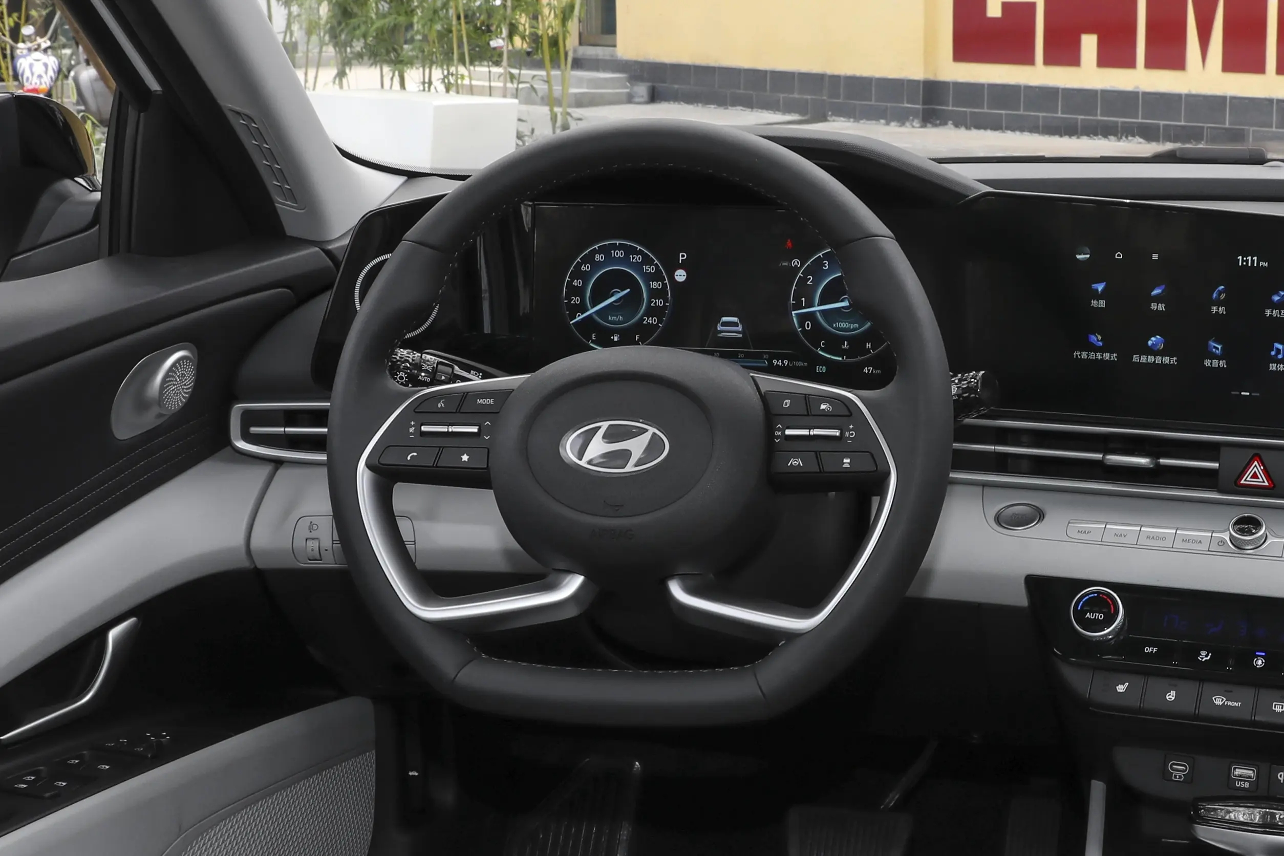 伊兰特2023款1.5L CVT TOP旗舰版对比轩逸2024款1.6L CVT黑金版 市场价格车型分析_现代伊兰特老款报价_伊兰特与轩逸车型对比评测 参数配置油耗安全性