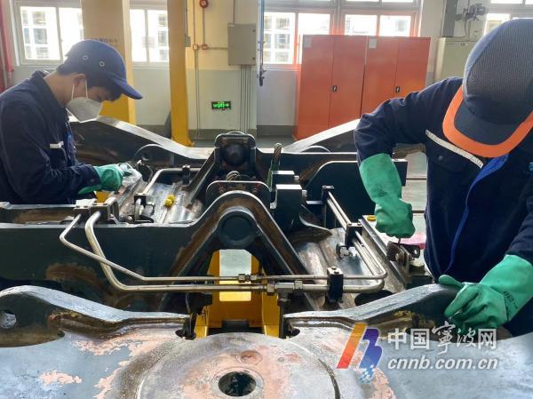 宁波地铁1号线列车首次大修:大到整个箱体 小到一颗螺栓(图1) 宁波轨道交通1号线大修_地铁架大修工作怎么样_宁波地铁车辆深度检修