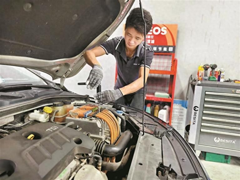 月薪过万难招一名汽修工 新能源车4S店四处网罗“三电”熟手师傅(图1) 新能源汽车维修师_深圳新能源车维修难_修车有前途吗工资高吗