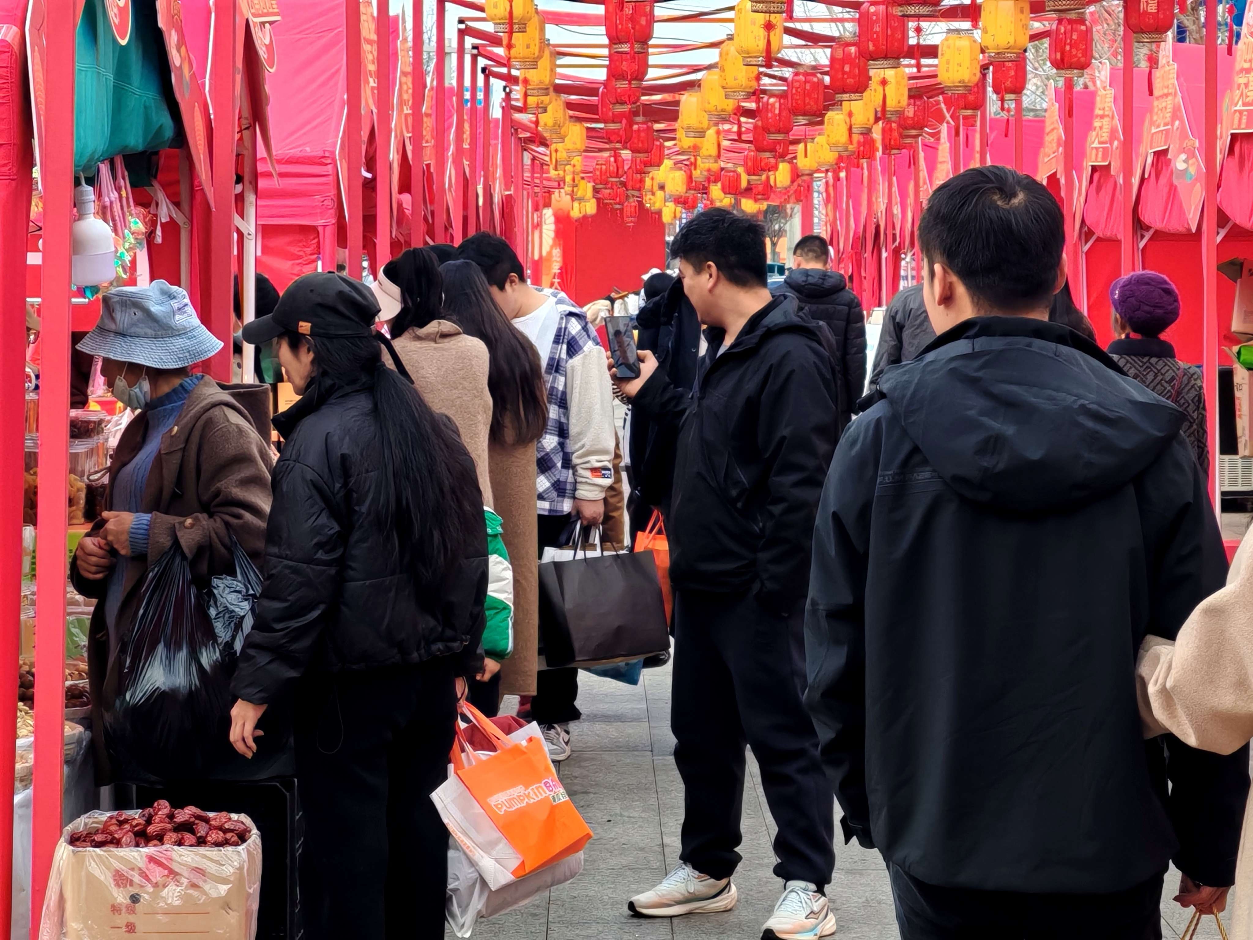 昆明新螺蛳湾年货市场_蛇年春节饰品热销_螺蛳湾零食批发商电话