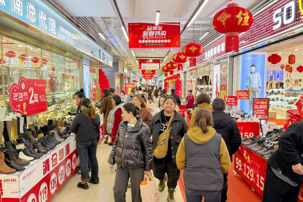 蛇年春节饰品热销_昆明新螺蛳湾年货市场_螺蛳湾零食批发商电话